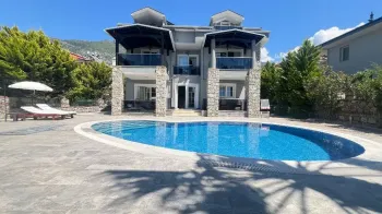 Müstakil Ovacık villa güzel bahçe ve havuz